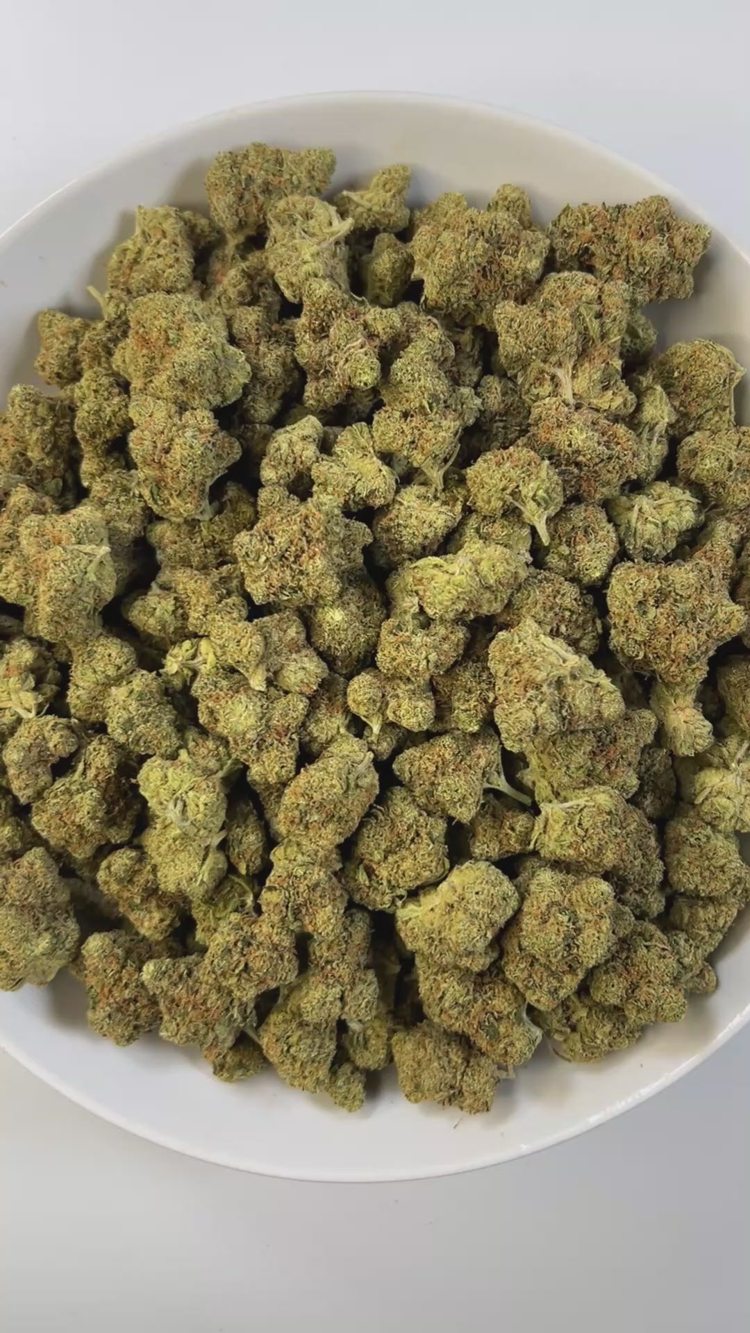 PUFFY Liberty Fuel is a sativa-dominant hybrid THCa strain, crafted from the legendary lineage of NYC Diesel and Cheese. The aroma is a bold fusion of sharp diesel notes balanced by sweet tropical accents and the bright, zesty freshness of ripe oranges. Visually, the buds are dense and frosty, showcasing striking green and deep purple tones. Consumers often report a stimulating mental high that sparks creativity and focus, paired with a soothing, calming body buzz that promotes overall relaxation.

