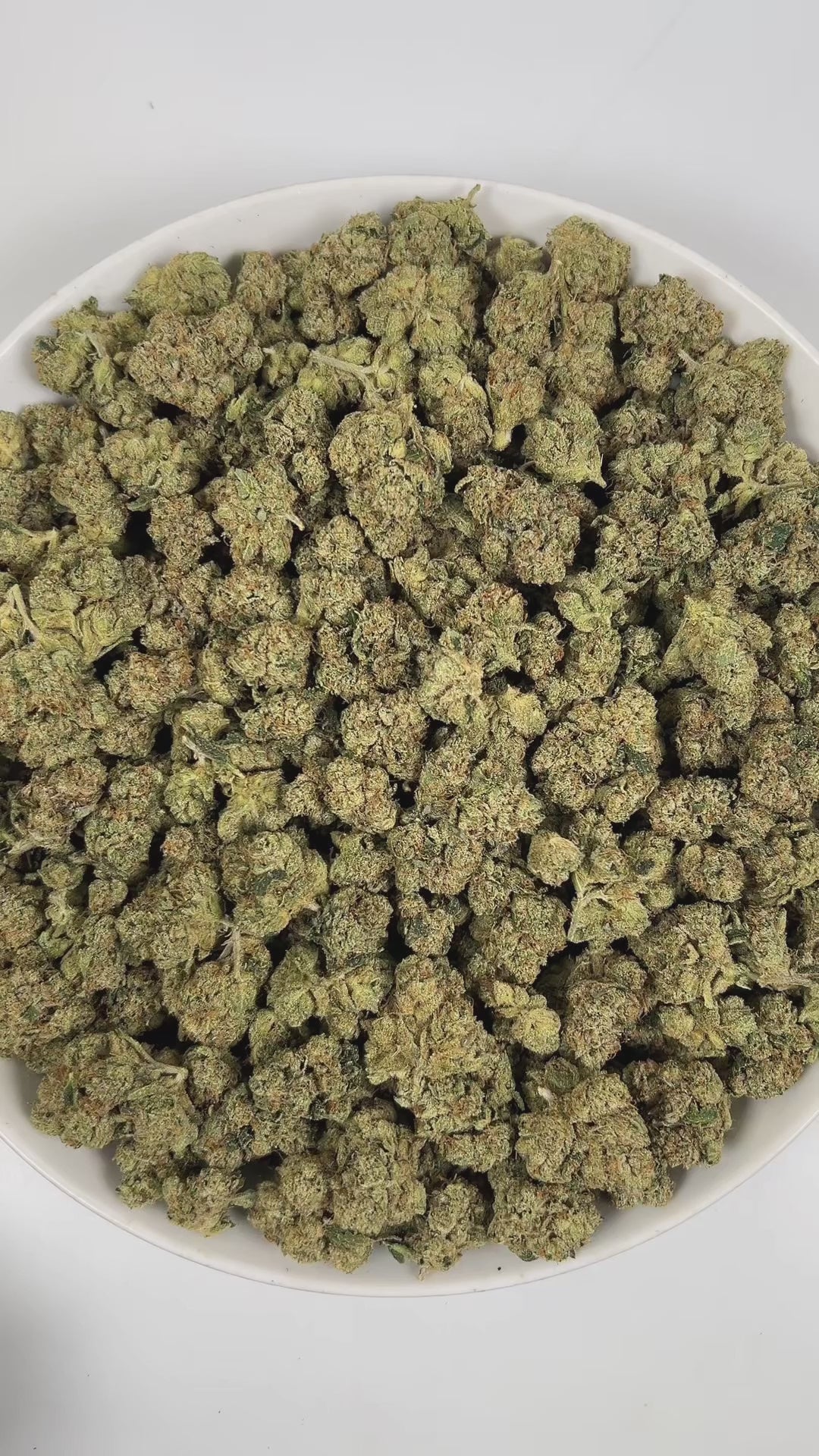PUFFY Crystal Skull OG is an indica-dominant hybrid THCa strain, crafted from the distinctive pairing of Ghost OG and Skullcap. The aroma opens with a gassy punch, layered with fresh pine notes and a delicate floral undertone. Visually, dense green buds with hints of purple, bright orange pistils, and a thick coating of sparkling trichomes. Consumers often report a wave of euphoria followed by relaxing effects, with physical calm, sleepiness, and effective stress relief.
