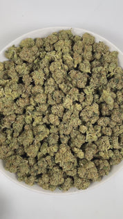 PUFFY Crystal Skull OG is an indica-dominant hybrid THCa strain, crafted from the distinctive pairing of Ghost OG and Skullcap. The aroma opens with a gassy punch, layered with fresh pine notes and a delicate floral undertone. Visually, dense green buds with hints of purple, bright orange pistils, and a thick coating of sparkling trichomes. Consumers often report a wave of euphoria followed by relaxing effects, with physical calm, sleepiness, and effective stress relief.