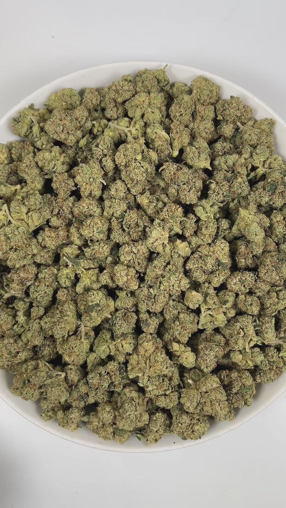 PUFFY Crystal Skull OG is an indica-dominant hybrid THCa strain, crafted from the distinctive pairing of Ghost OG and Skullcap. The aroma opens with a gassy punch, layered with fresh pine notes and a delicate floral undertone. Visually, dense green buds with hints of purple, bright orange pistils, and a thick coating of sparkling trichomes. Consumers often report a wave of euphoria followed by relaxing effects, with physical calm, sleepiness, and effective stress relief.