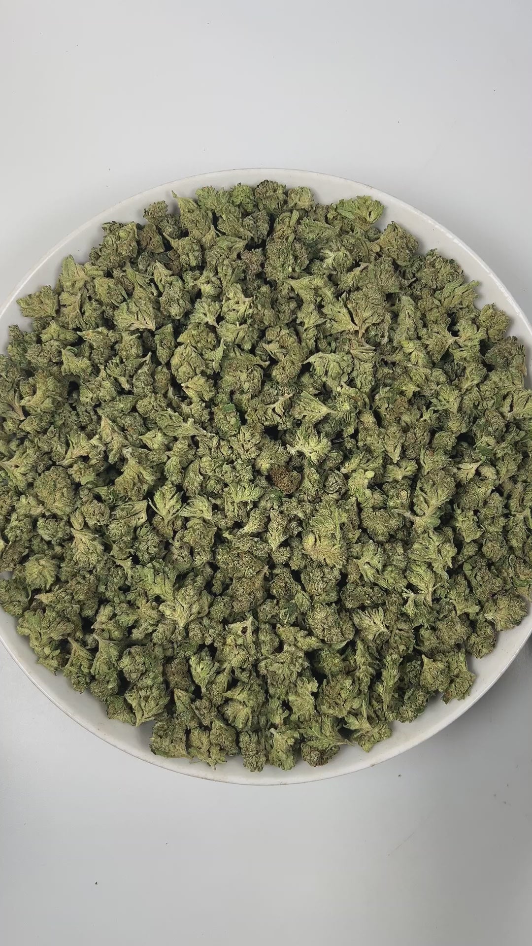 PUFFY Peach Pie (smalls) is an indica-dominant hybrid THCa strain, expertly crafted from a potent cross between Rainbow Pie and Dozizoz. The aroma opens with sweet, juicy notes of ripe peach, smoothly layered with warm vanilla undertones and grounded by a subtle, earthy finish. Visually, the dense buds display deep green and purple hues, bright orange pistils, and a sparkling layer of trichomes. Consumers often report a balanced experience, beginning with uplifting euphoria and mood enhancement, followed by