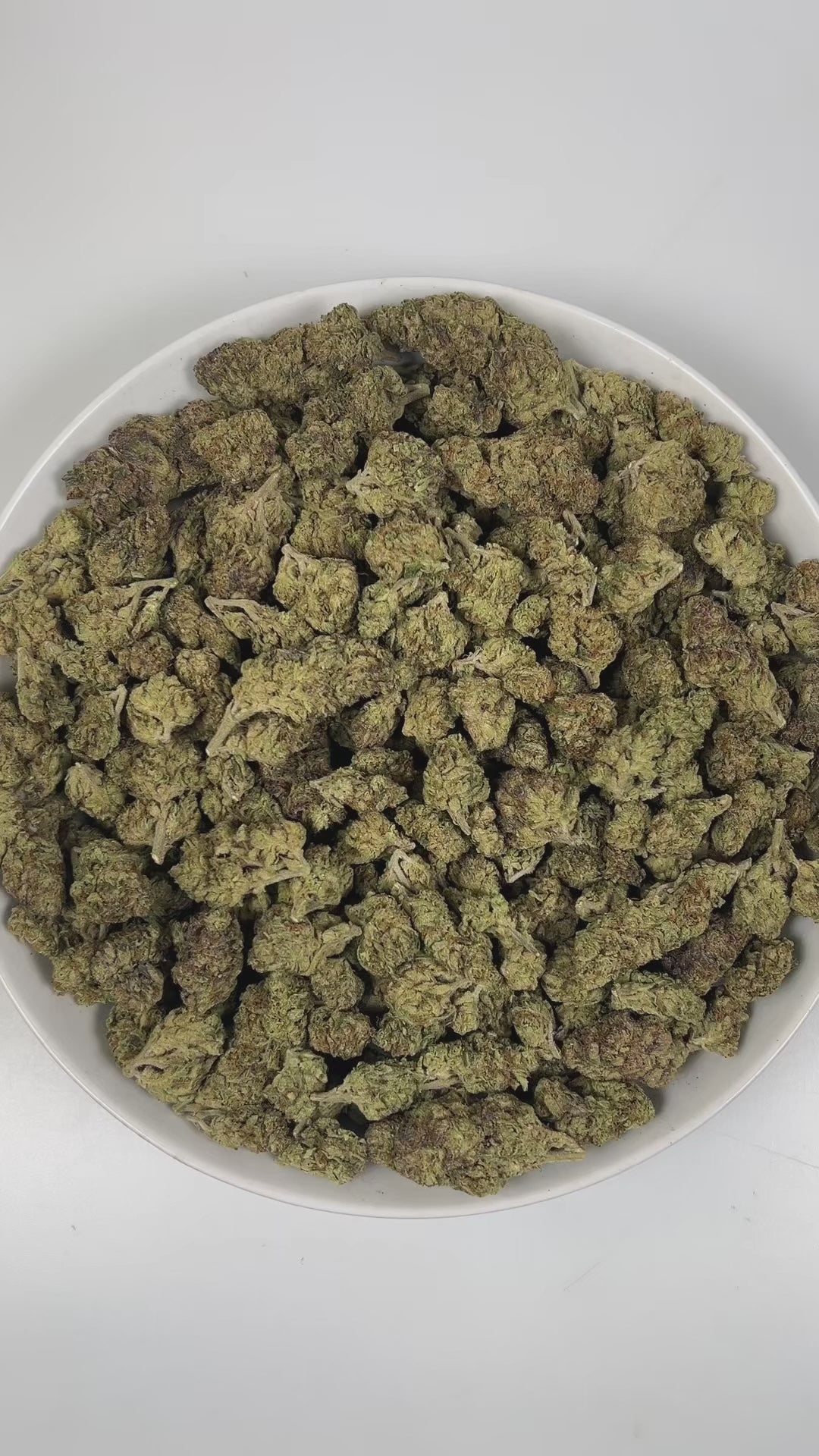 PUFFY Chemlato is a balanced hybrid THCa strain, born from the cross of Gelato #33 and Chemdawg. The aroma greets you with rich fuel notes, perfectly balanced by creamy undertones and a subtle peppery kick that lingers enticingly. Visually, the buds are dense, featuring light green and purple hues, vibrant orange pistils, and a sparkling layer of trichomes. Consumers often report an initial uplifting and euphoric mental high that sparks creativity, gradually transitioning into a calm and mellow body sensati