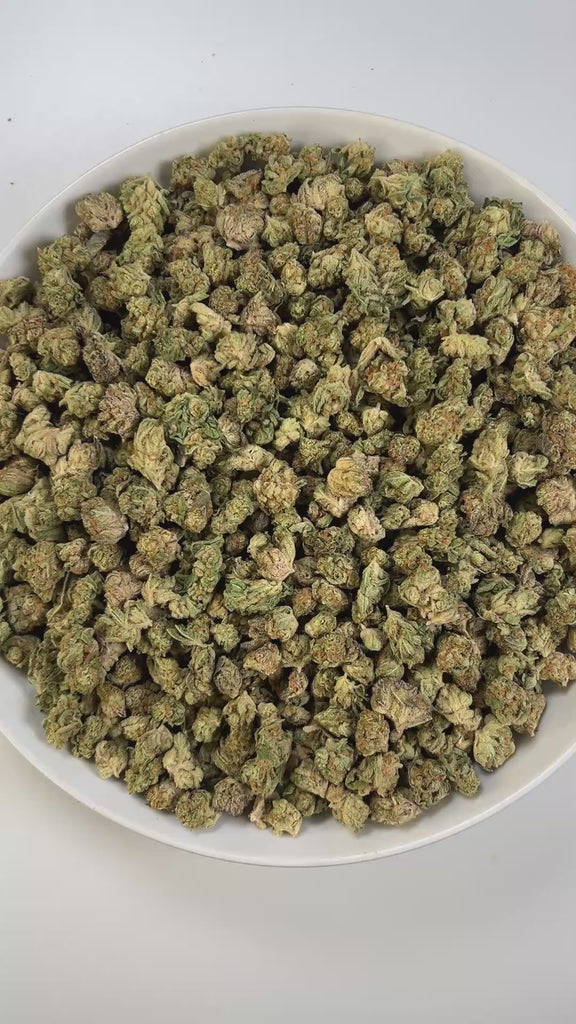 PUFFY DJ Short Blueberry (smalls) is an indica-dominant hybrid THCa strain, born from the masterful cross between Afghani and Thai / Purple Thai. Aroma is a blend of sweet blueberry, sugary candy, and a hint of sour tartness. Visually, the buds are dense, deep green with purple tones, bright orange pistils, and a heavy frosty trichome coat. Consumers often report an initial wave of euphoria and mental uplift that gradually melts into deep physical relaxation, accompanied by heightened appetite.
