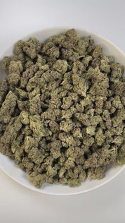 PUFFY Tropical Gelato is a balanced hybrid THCa strain, born from the flavorful cross of Gelato and Pineapple. The aroma combines tropical sweetness with creamy undertones and a subtle earthy finish, creating a rich and balanced scent profile. Visually, the buds are dense with rich green tones, subtle purples, bright orange pistils, and a sparkling frost of trichomes. Consumers often report a bright, euphoric lift that sparks creativity and focus, balanced by a smooth, calming body relaxation that keeps the