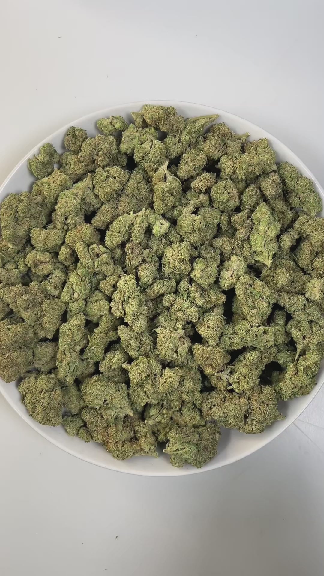 PUFFY Durban Dream is a sativa-dominant hybrid THCa strain, born from a legendary cross of Durban Poison and Blue Dream. The aroma is a rich blend of sweet blueberry, sharp pungent notes, and earthy herbal undertones, creating an inviting and complex scent profile. Visually, dense green buds with purple hues and fiery orange pistils are coated in sticky trichomes. Consumers often report a balanced experience, combining uplifting mental clarity and focus with a gentle body calmness, making it ideal for dayti