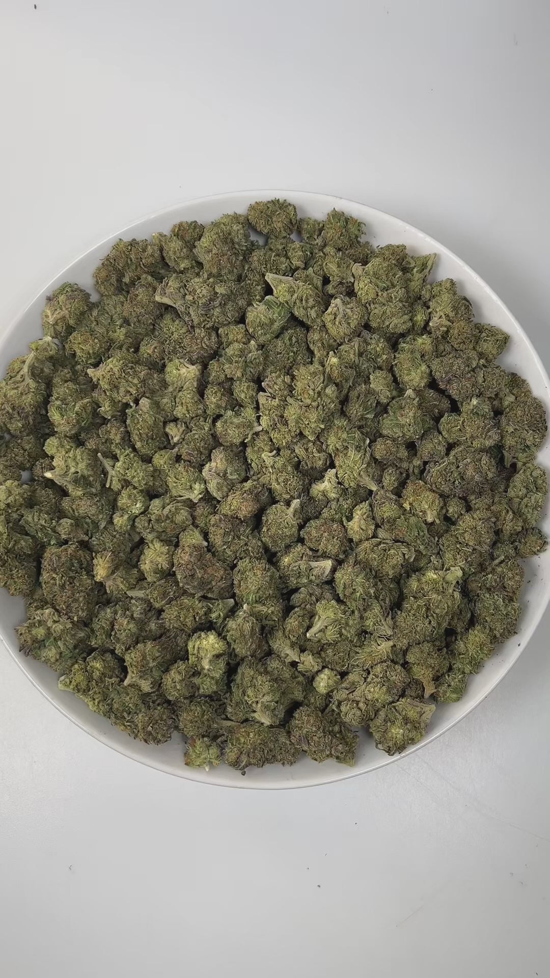 PUFFY Pop Rocks is an indica-dominant THCa strain, a vibrant cross between LA Pop Rocks and Magic Marker. The aroma bursts with rich notes of grape, layered with sweet undertones and a smooth hint of vanilla. Visually, dense green buds with purple hues and fiery orange pistils are coated in sticky trichomes. Consumers often report a soothing body high paired with mood enhancement, including feelings of happiness, calm, and mild euphoria, making it ideal for unwinding after a long day.