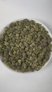 PUFFY Pop Rocks is an indica-dominant THCa strain, a vibrant cross between LA Pop Rocks and Magic Marker. The aroma bursts with rich notes of grape, layered with sweet undertones and a smooth hint of vanilla. Visually, dense green buds with purple hues and fiery orange pistils are coated in sticky trichomes. Consumers often report a soothing body high paired with mood enhancement, including feelings of happiness, calm, and mild euphoria, making it ideal for unwinding after a long day.