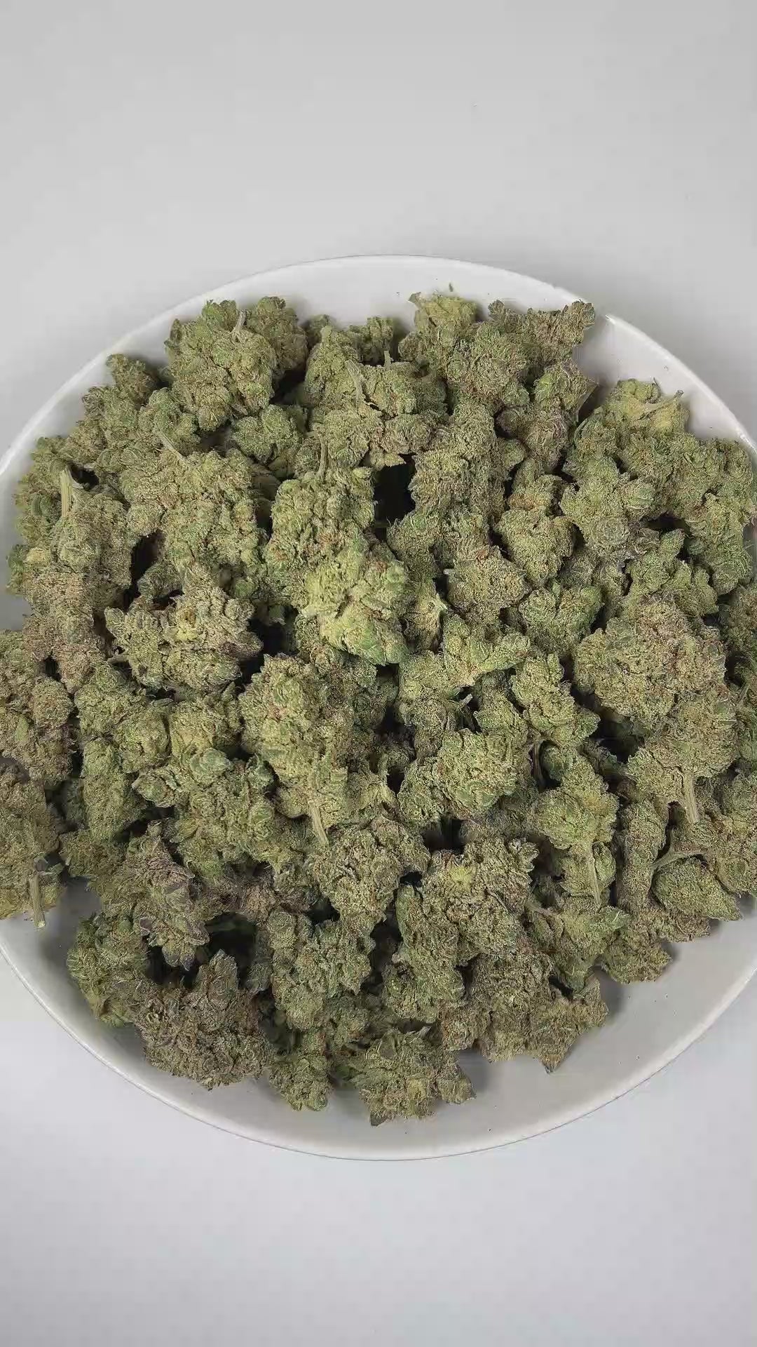 PUFFY King Louis is an indica-dominant hybrid THCa strain, crafted from the legendary lineage of OG Kush × LA Confidential. The aroma is a bold and striking blend of diesel, zesty lime, and cooling menthol, creating a sharp, invigorating, and unmistakably dynamic scent profile. Visually, the buds are dense and dark green with bright orange pistils and a sparkling, sticky trichome coat. Consumers often report a powerful body high that eases into deep relaxation, pairing euphoric calm with a soothing finish t