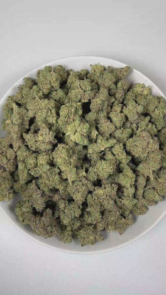 PUFFY King Louis is an indica-dominant hybrid THCa strain, crafted from the legendary lineage of OG Kush × LA Confidential. The aroma is a bold and striking blend of diesel, zesty lime, and cooling menthol, creating a sharp, invigorating, and unmistakably dynamic scent profile. Visually, the buds are dense and dark green with bright orange pistils and a sparkling, sticky trichome coat. Consumers often report a powerful body high that eases into deep relaxation, pairing euphoric calm with a soothing finish t