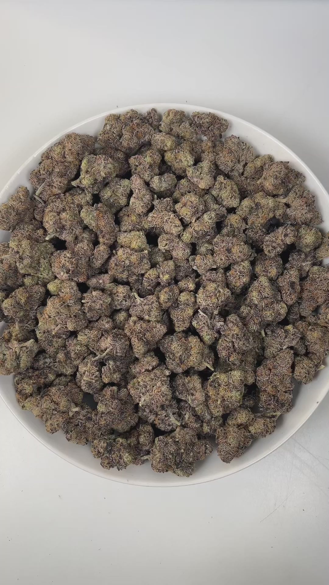 PUFFY Zereal is a well-balanced hybrid THCa strain born from the flavorful cross of Cereal Milk and ZKZ. The aroma is a delightful blend of sweet vanilla, creamy milk, and bright citrus notes, creating a rich and inviting scent experience. Visually, the buds are dense and vibrant, displaying rich green and deep purple hues, accented by bright orange pistils and a sparkling coat of trichomes. Consumers often report fast-acting effects that start with an immediate cerebral uplift, followed by waves of euphori