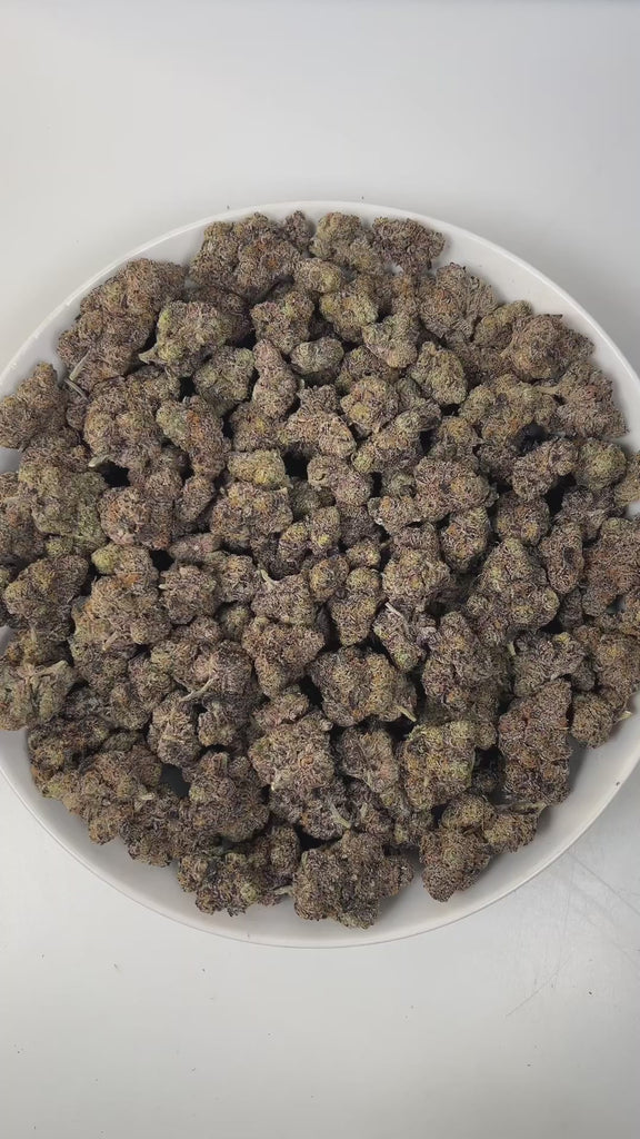 PUFFY Zereal is a well-balanced hybrid THCa strain born from the flavorful cross of Cereal Milk and ZKZ. The aroma is a delightful blend of sweet vanilla, creamy milk, and bright citrus notes, creating a rich and inviting scent experience. Visually, the buds are dense and vibrant, displaying rich green and deep purple hues, accented by bright orange pistils and a sparkling coat of trichomes. Consumers often report fast-acting effects that start with an immediate cerebral uplift, followed by waves of euphori